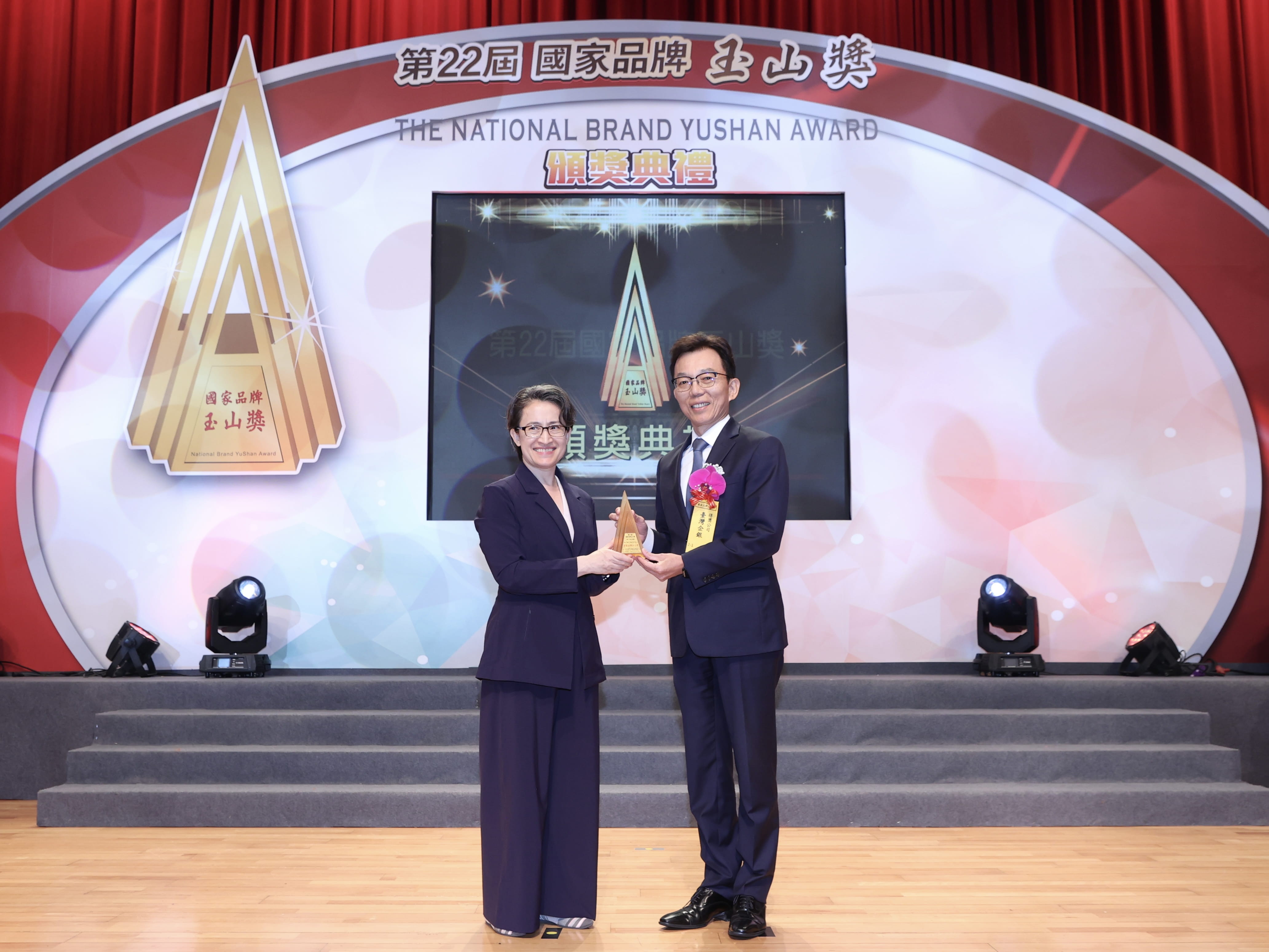 再創公股新紀錄！臺灣企銀五度蟬聯全國首獎 勇奪21座玉山獎殊榮