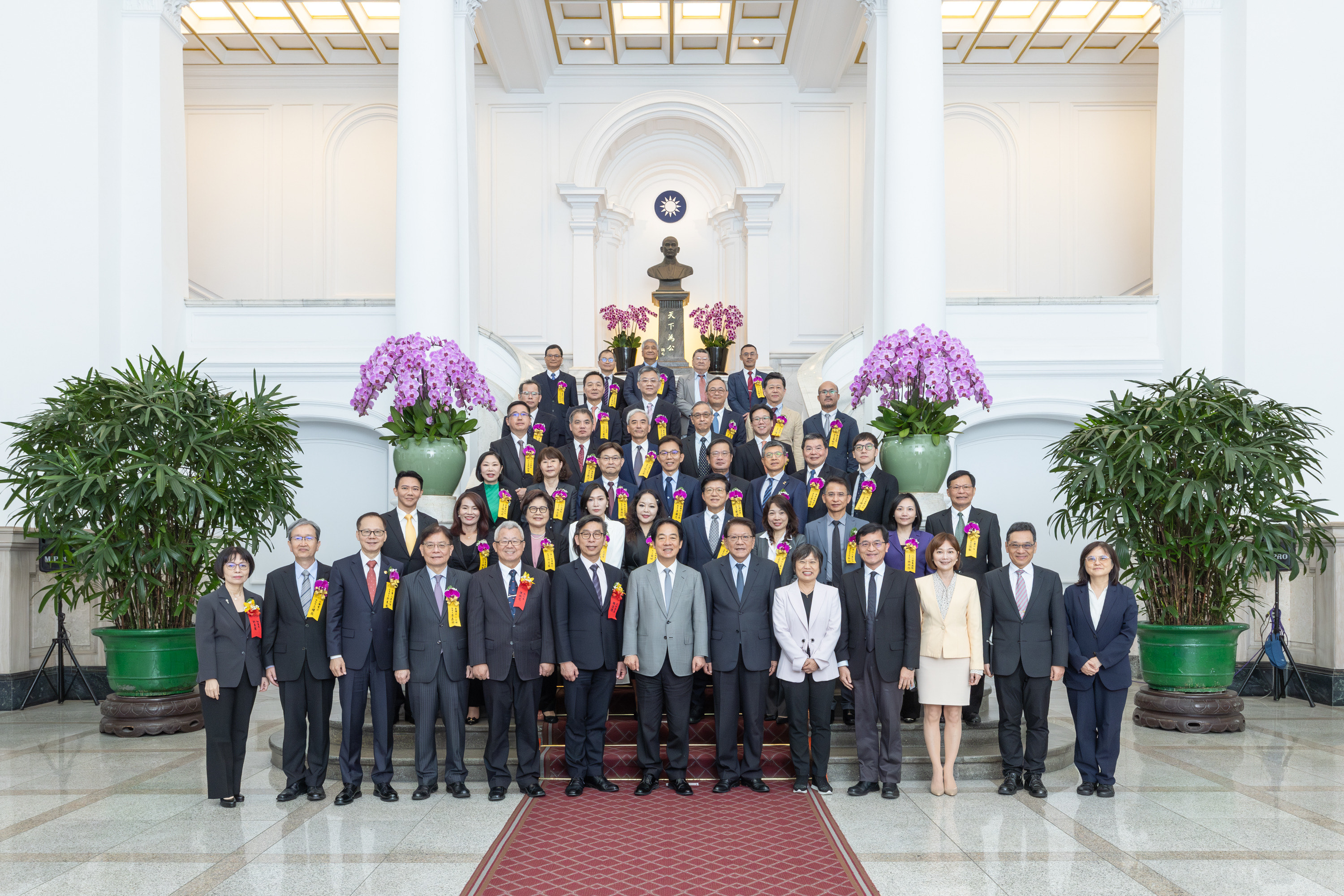 臺灣企銀奪玉山獎全國雙首獎獲總統接見表揚，由董事長李嘉祥代表獲獎企業致詞。