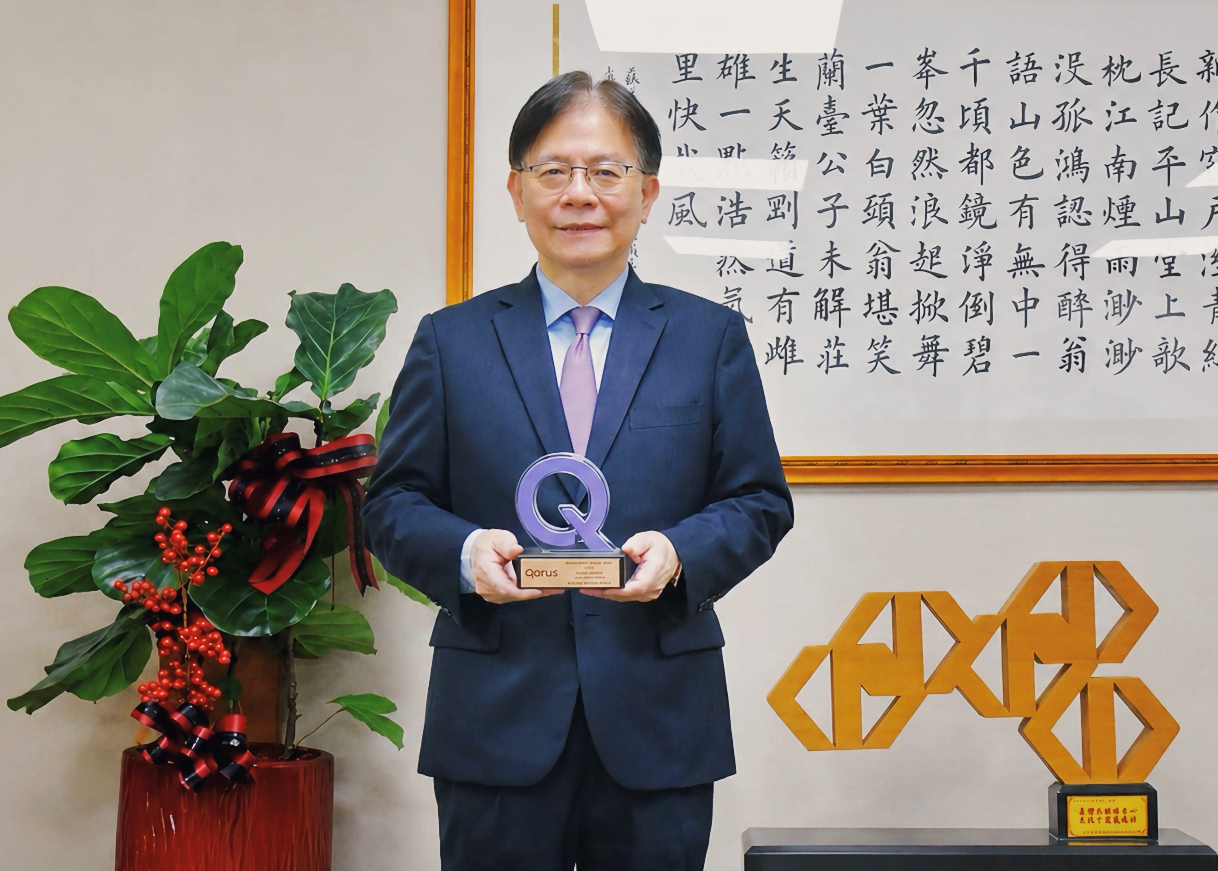 臺灣企銀董事長李嘉祥與Qorus獎座合影。