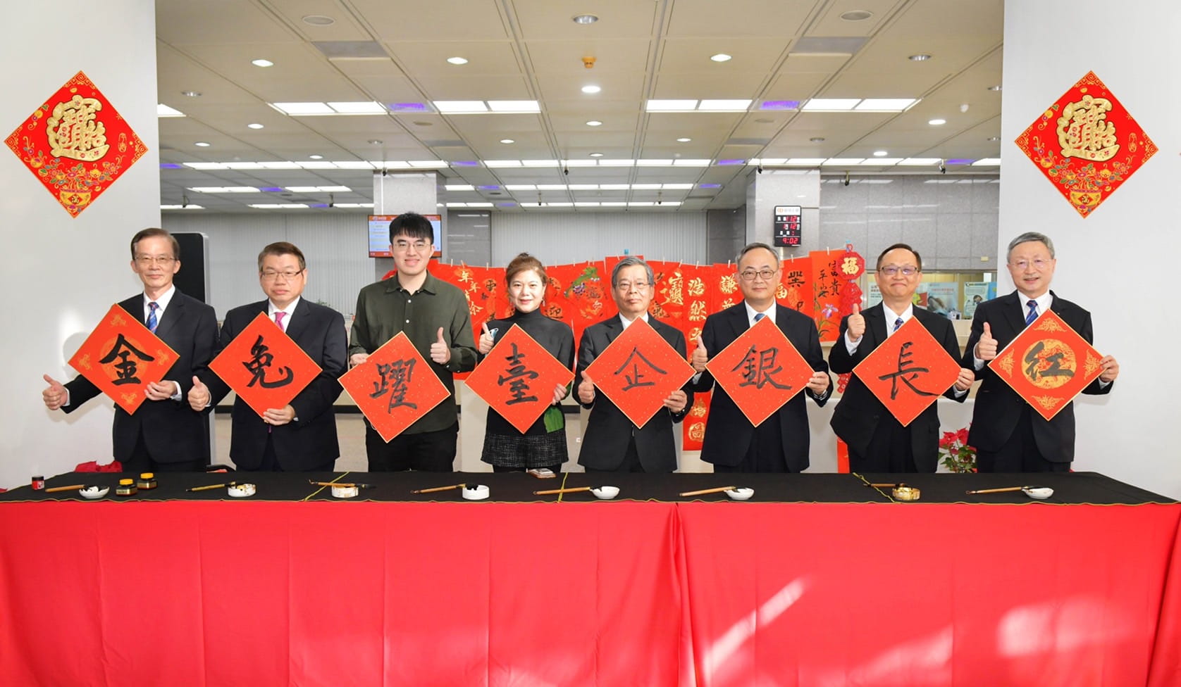 臺灣企銀兔年飄墨香北中南串聯書法名家揮毫贈春聯活動圖