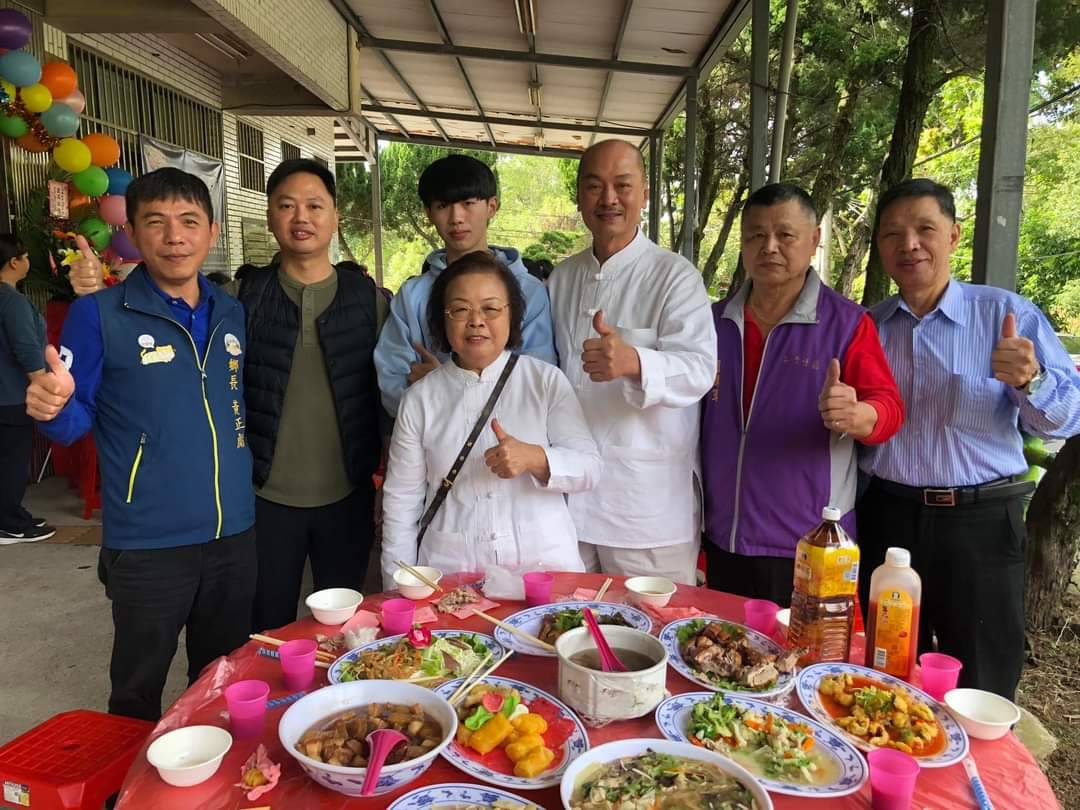 臺灣企銀同仁與點線麵餐飲創辦人白傳富、謝秀蘭賢伉儷(前中)前往新竹縣芎林鄉石潭社區「銀髮樂齡學堂」，為長者獻上春節祝福。